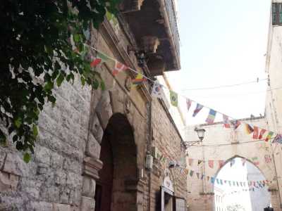 ...e a due passi dall�arco Angioino che conduce alla Basilica di San Nicola